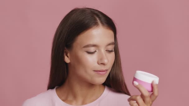 Lady Holding Cream Moisturizer Jar Nodding Head On Pink Background — Stock Video