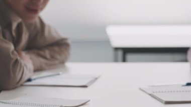 Uluslararası dostluk ve birlik. Tanımlanamayan çeşitli üniversite öğrencileri yumruk tokuşturma hareketi yapıyorlar.