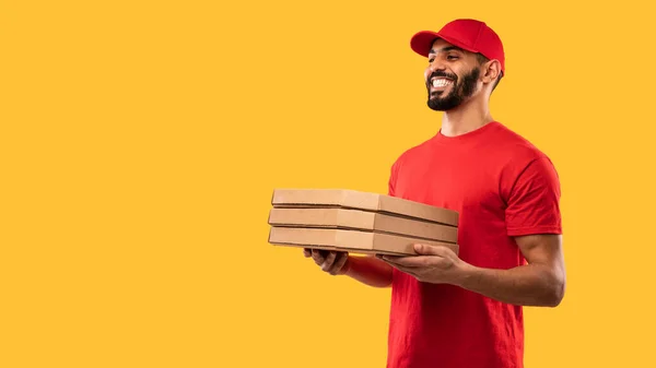 Arabiska Courier Man håller Pizza lådor över gul bakgrund, Panorama — Stockfoto