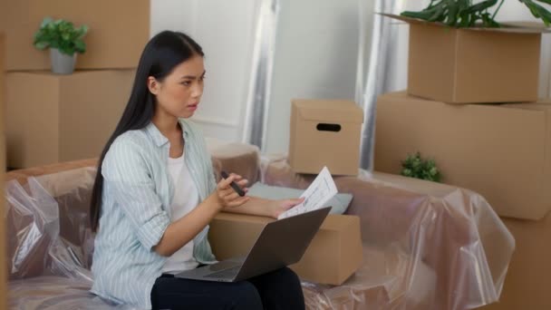 Diseñador interior femenino asiático usando el ordenador portátil que crea el diseño en interiores — Vídeo de stock