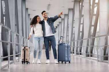 Birlikte seyahat ediyoruz. Havaalanı Terminalinde Bavullarıyla Bekleyen Genç Mutlu Arap Çifti