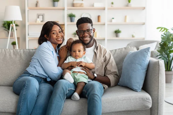 Portret van gelukkig zwart gezin lachend poserend thuis — Stockfoto