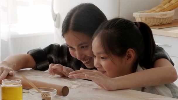 Coréen mère et fille cuisson biscuits rouler jusqu "à la pâte intérieur — Video