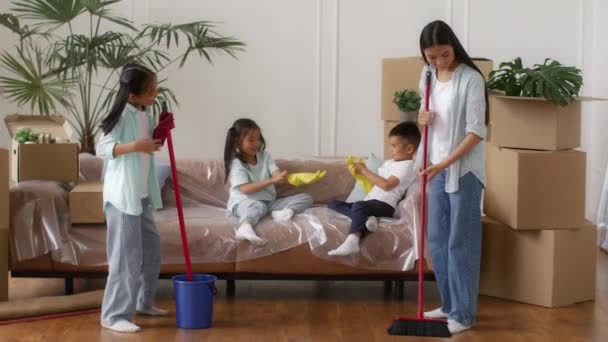 Wesoły japoński Rodzina sprzątanie nowy dom po przeprowadzce domu w pomieszczeniach — Wideo stockowe
