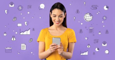 Mor arka plan üzerinde akıllı telefon kullanan mutlu genç Latin kadın, iş ve finans resimleriyle kolaj