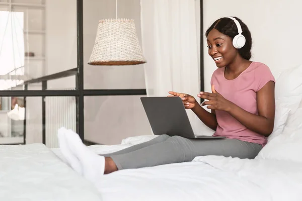 Mujer afroamericana haciendo videollamada usando el ordenador portátil en casa — Foto de Stock