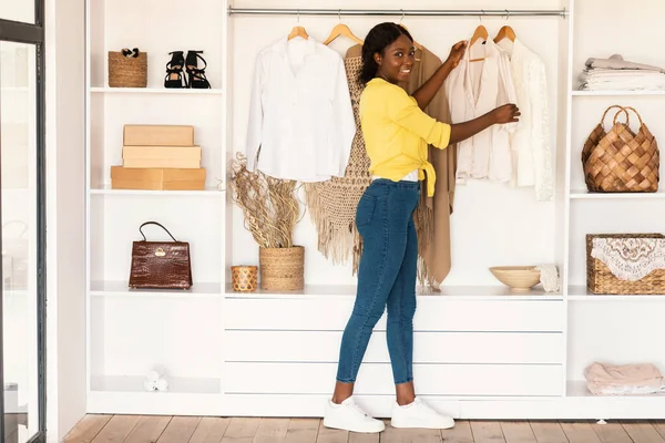 Mujer negra feliz eligiendo ropa en el armario recogiendo ropa interior — Foto de Stock