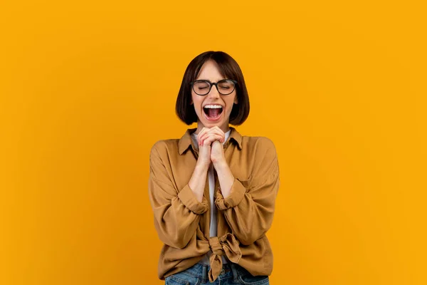 Mujer regocijada gritando OMG, apretando sus manos juntas, gritando WOW con la boca abierta sobre la venta de verano enorme — Foto de Stock