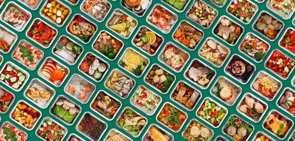 Conjunto de recipientes de folha com refeições saudáveis preparadas sobre fundo verde — Fotografia de Stock