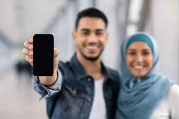Uygulamayı yen. Neşeli İslami Çift Kamerada Siyah Ekranlı Akıllı Telefon Gösteriyor — Stok fotoğraf