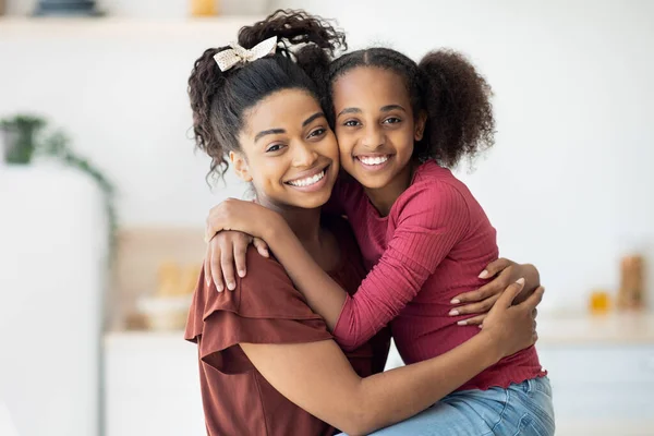 Retrato de cerca de la madre y la hija negras felices — Foto de Stock