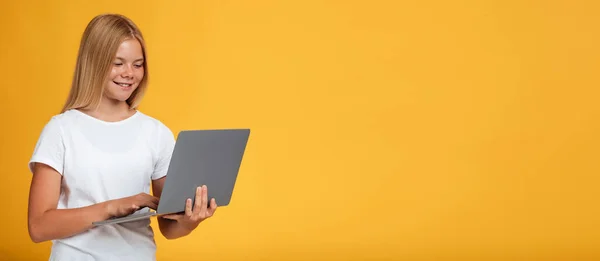 Wesoła młoda blondynka uczennica w białym t-shirt study z laptopem — Zdjęcie stockowe