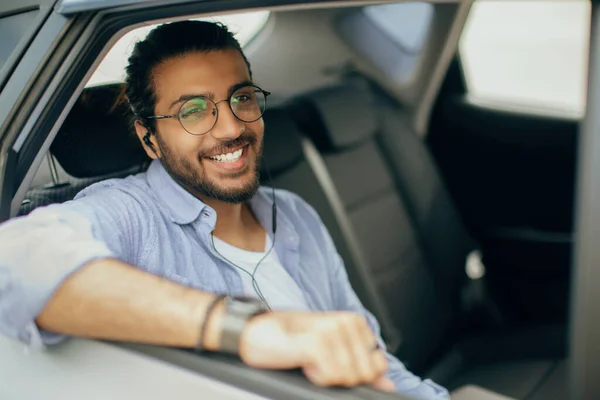 Junger Inder hört Musik im Auto — Stockfoto