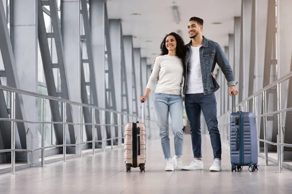 Viagem de férias. Casal árabe de pé com bagagem no aeroporto, à espera de voo — Fotografia de Stock