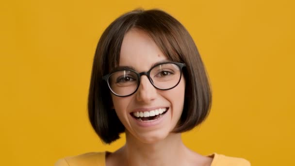 Wanita Brunette Muda Ceria Smiling Posing Over Yellow Studio Background — Stok Video