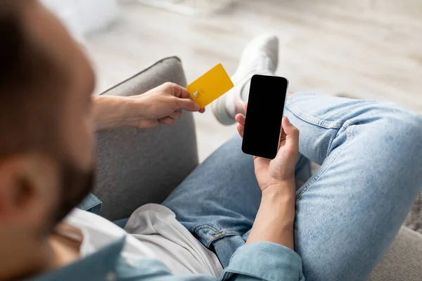 Αγνώριστος άνθρωπος της χιλιετίας με πιστωτική κάρτα και κινητό τηλέφωνο ψώνια σε απευθείας σύνδεση από το σπίτι, mockup για app ή ιστοσελίδα — Φωτογραφία Αρχείου