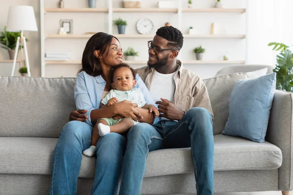 Porträt einer glücklichen schwarzen Familie, die einander lächelnd ansieht — Stockfoto