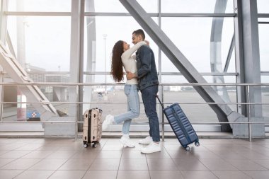 Havaalanı Terminalinde Pencerenin Yakınına Kucaklayan Genç Orta Doğulu Çift