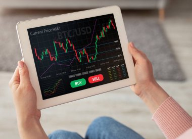 Evde kalırken bitcoin alan bir kadın.