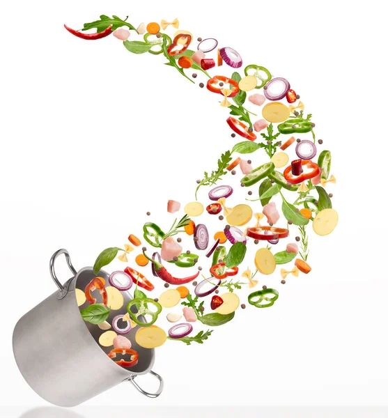 Friss zöldségek repülnek acél edény, elszigetelt fehér alapon — Stock Fotó