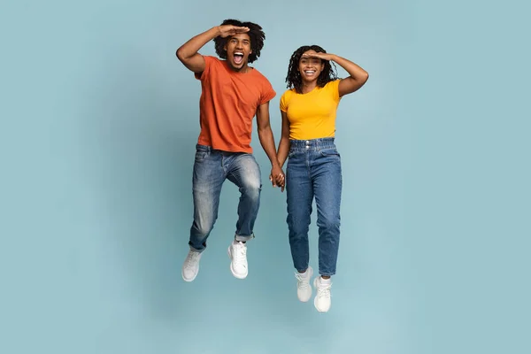 Emocionální afro-američtí milenci pózující na modrém pozadí — Stock fotografie