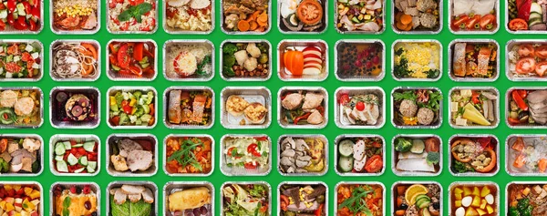 Zdrowe odżywianie. Zestaw pojemników aluminiowych ze smacznym jedzeniem na zielonym tle — Zdjęcie stockowe