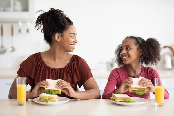 แฮปปี้ แอฟริกัน อเมริกัน แม่และลูกสาว ยังมีอาหารกลางวันที่ดีต่อสุขภาพ — ภาพถ่ายสต็อก