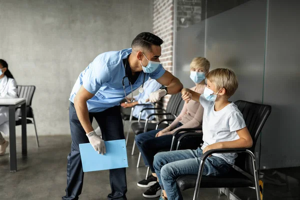 Amistoso médico hablando con un niño antes de la vacunación —  Fotos de Stock