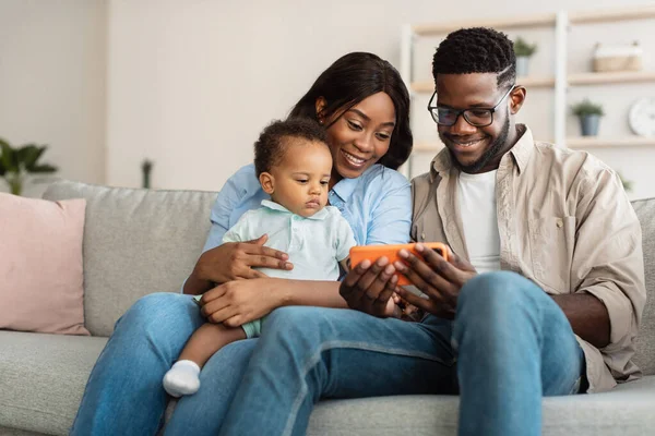 Portret van Afro-Amerikaanse familie met behulp van mobiele telefoon thuis — Stockfoto