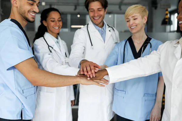 Pozytywny wielonarodowy zespół lekarzy pocieszających się nawzajem — Zdjęcie stockowe