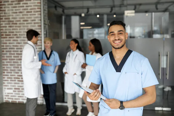 Orta Doğulu neşeli genç doktor tıp konferansına katılıyor. — Stok fotoğraf