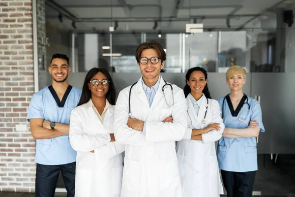 Director médico líder del equipo internacional de médicos —  Fotos de Stock