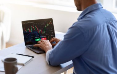 Ofiste dizüstü bilgisayarda çalışan tanınmayan siyahi işadamı, internette ticaret yapıyor.