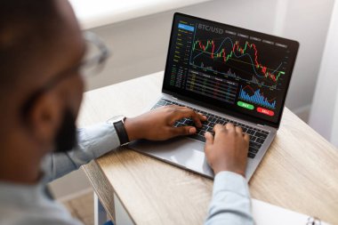 Siyah İşadamı Laptop Kullanıyor, Ticaretten Çevrimiçi, Yüksek Açı Görünümü