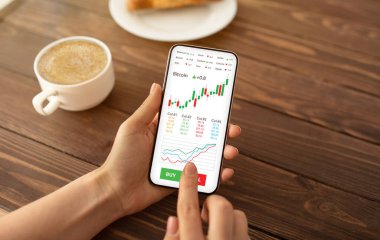 Kafede kahve içerken cep telefonu kullanan kadın eller, internette hisse senedi ve pazarlarda tanınmayan kadın, bitcoin, kolaj, fotokopi alanı satın alıyor.