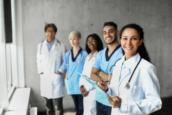 Equipe multirracial de médicos que têm breefing manhã — Fotografia de Stock