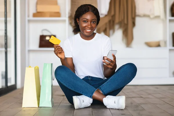 Africano Feminino Compras Online Com Smartphone E Cartão de Crédito Indoor — Fotografia de Stock