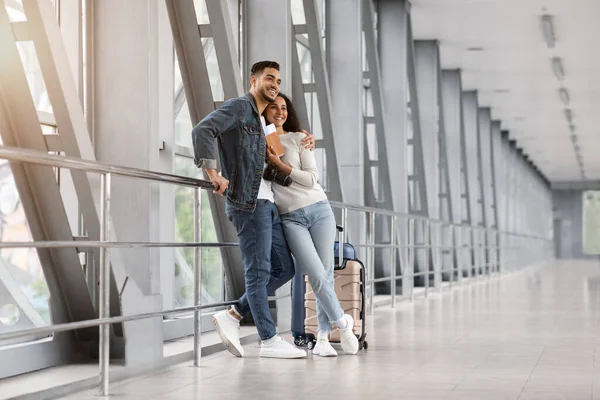 Couple à l'aéroport. Heureux conjoints du Moyen-Orient debout dans le terminal, pleine longueur — Photo