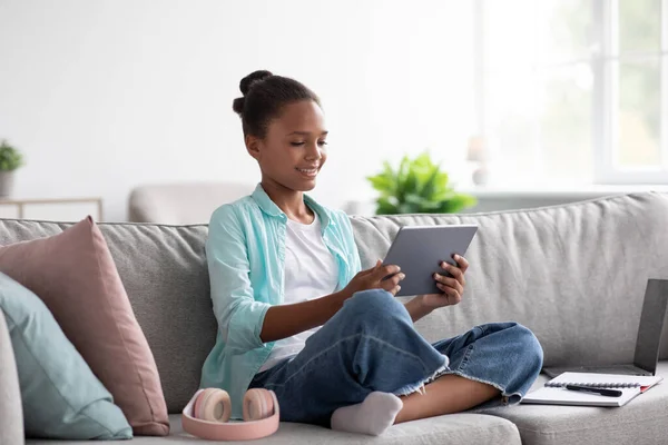 Lächelnd smart hübsche Teen afroamerikanische Studentin machen Pause vom Lernen, sehen lustige Videos oder Online-Lektion — Stockfoto