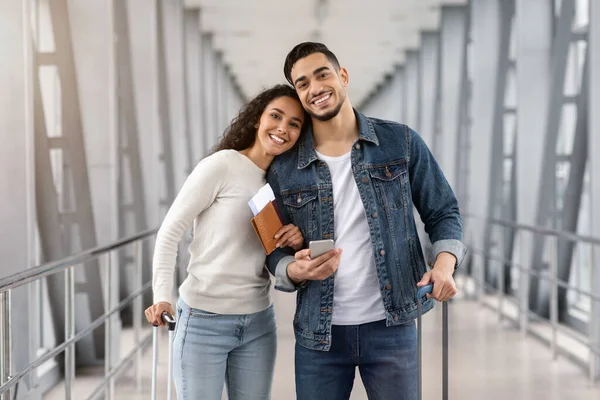 Glad Millennial Arabiska Par Med Pass Och Smartphone Stående I Flygplatsterminalen — Stockfoto