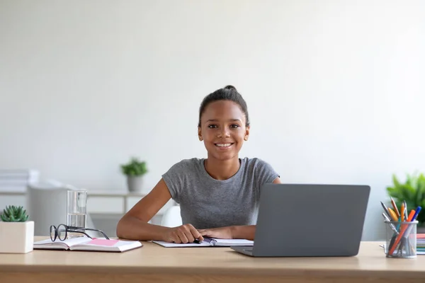 満足スマートティーンアフロアメリカの女性学生自宅でコンピュータとオンラインレッスンを見て — ストック写真
