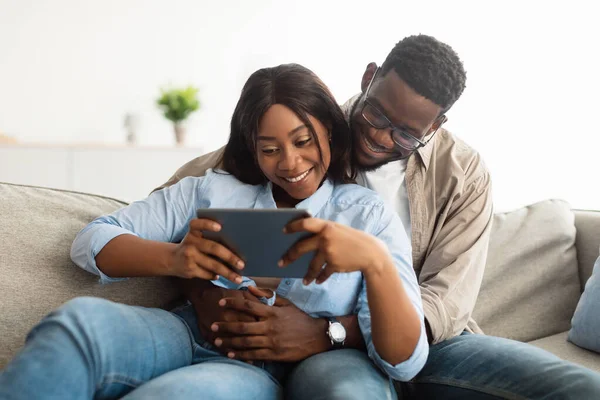 Retrato Familia Joven Afroamericana Relajada Usando Tableta Digital Juntos Descansando —  Fotos de Stock