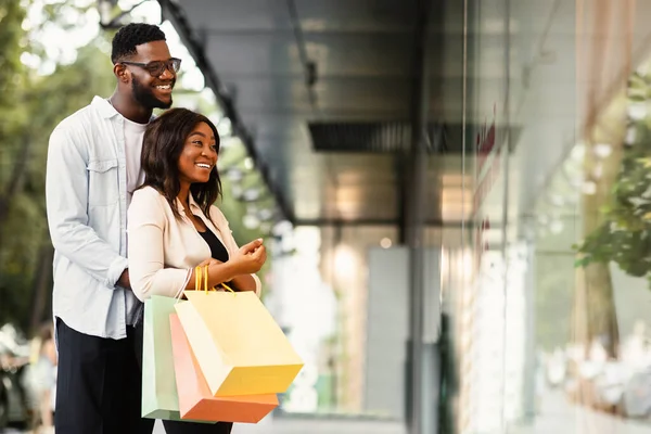 Window Shopping Portret Van Gelukkig Liefhebbend Afro Amerikaans Koppel Staren — Stockfoto