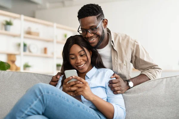 Joven Hombre Negro Sonriente Con Frenos Abrazando Mujer Por Detrás —  Fotos de Stock