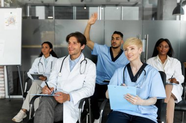 Mesleki eğitim alan çok ırklı doktorlar.