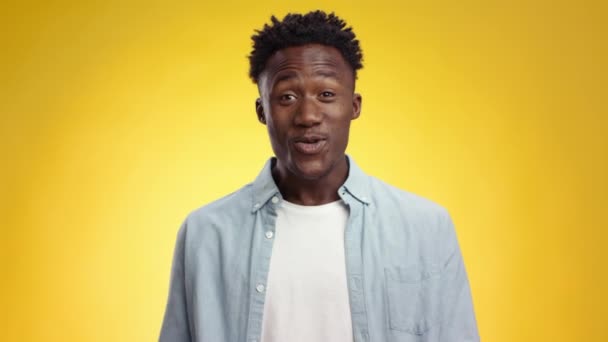Geweldig nieuws. Jonge emotionele opgewonden Afrikaanse Amerikaanse man genieten van geweldig aanbod, lachen en handen schudden in verbazing — Stockvideo