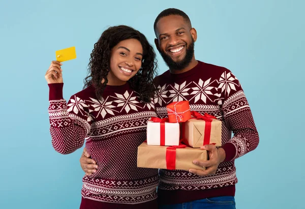 Enkla och snabba julklappar med näthandel. Glad afrikansk amerikansk par som innehar gåvor och kreditkort — Stockfoto