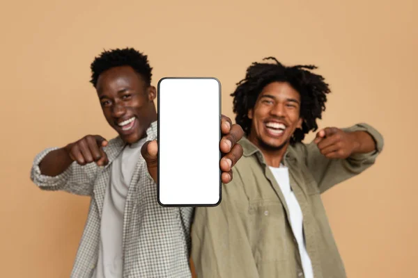 Dois preto masculino amigos demonstrando smartphone com branco tela — Fotografia de Stock