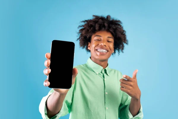 Site Review, Best Buy, Blogger Beratung und Anzeige. Afroamerikaner zeigt Smartphone mit leerem Bildschirm und empfiehlt App — Stockfoto