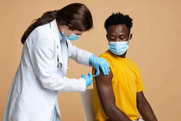 Closeup Of Young Black Male Getting Vaccination Shot Against Covid-19 In Clinic — Stock Photo, Image